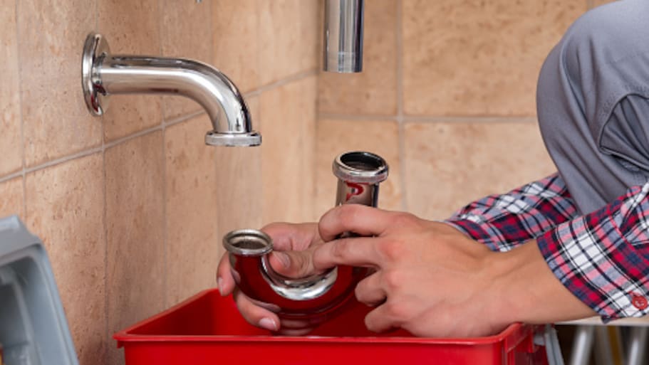 Faz-tudo removendo o sifão da pia